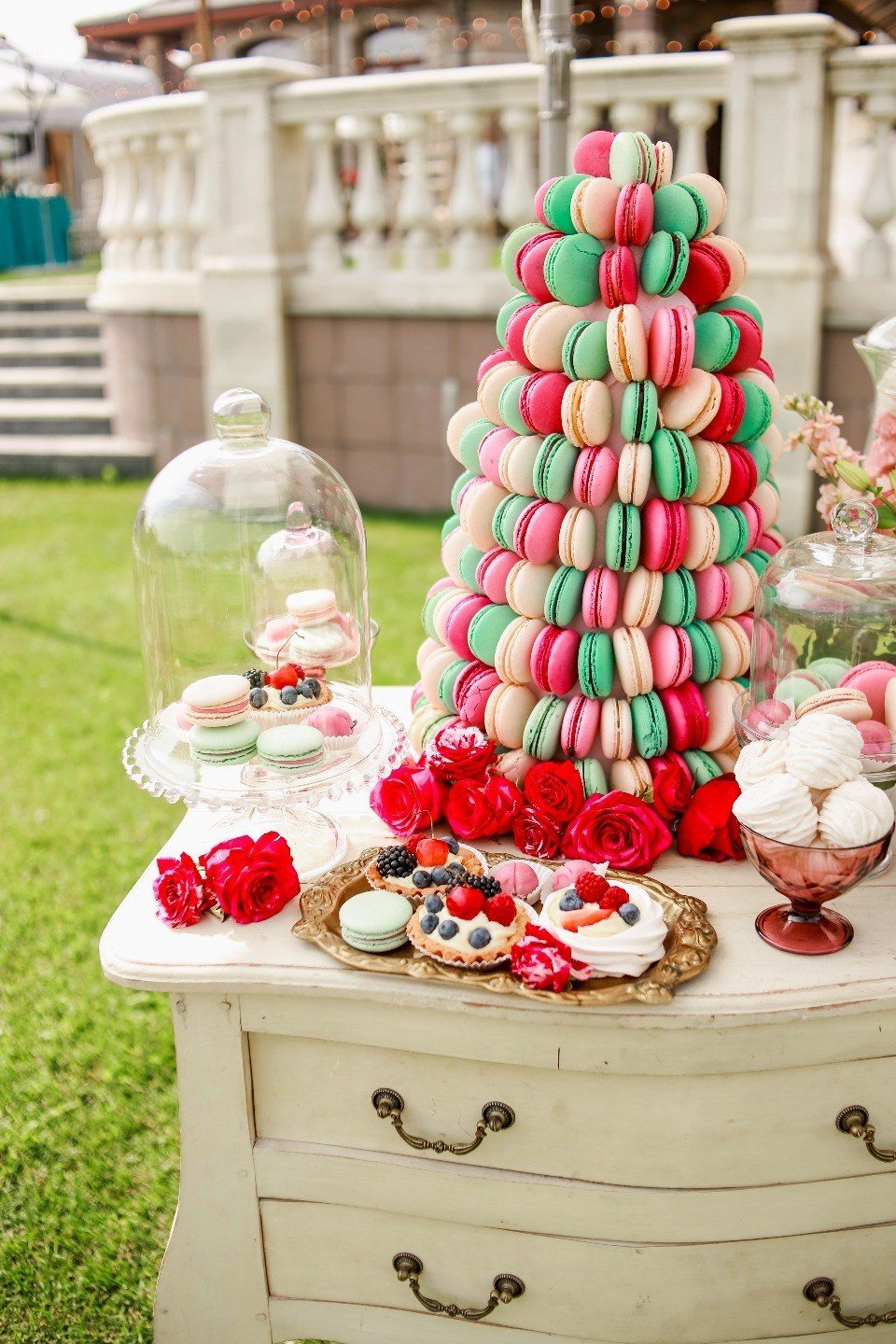 Zanimljiv naglasak na slatkiše na sočan i svijetao stol će biti vesele oznake, izrađene u općem stilu vjenčanja