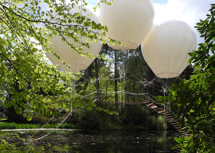 Плавающую конструкцию можно было увидеть в 2012 году в историческом парке Таттон, расположенном на северо-западе Англии