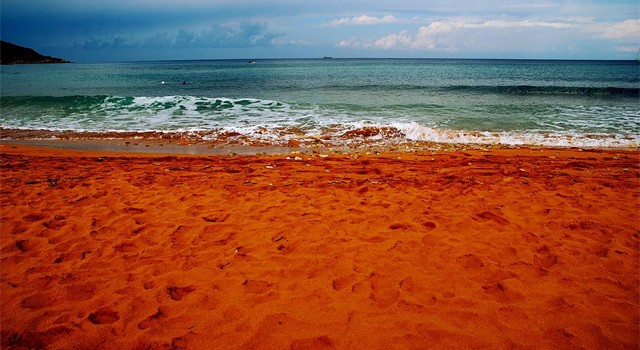 Червоний пляж також є в Греції на островах Санторіні, в Чорногорії і на Мальті