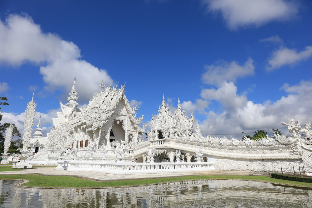 В околицях же, навпаки, найпопулярніший туристичний об'єкт - це побудований у 2008 році Білий храм