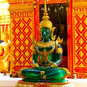 Крім знаменитого Храму Смарагдового Будди, де знаходиться статуя Будди смарагдового кольору, неподалік від палацового комплексу є ще один відомий буддійський храм - Храм Лежачого Будди