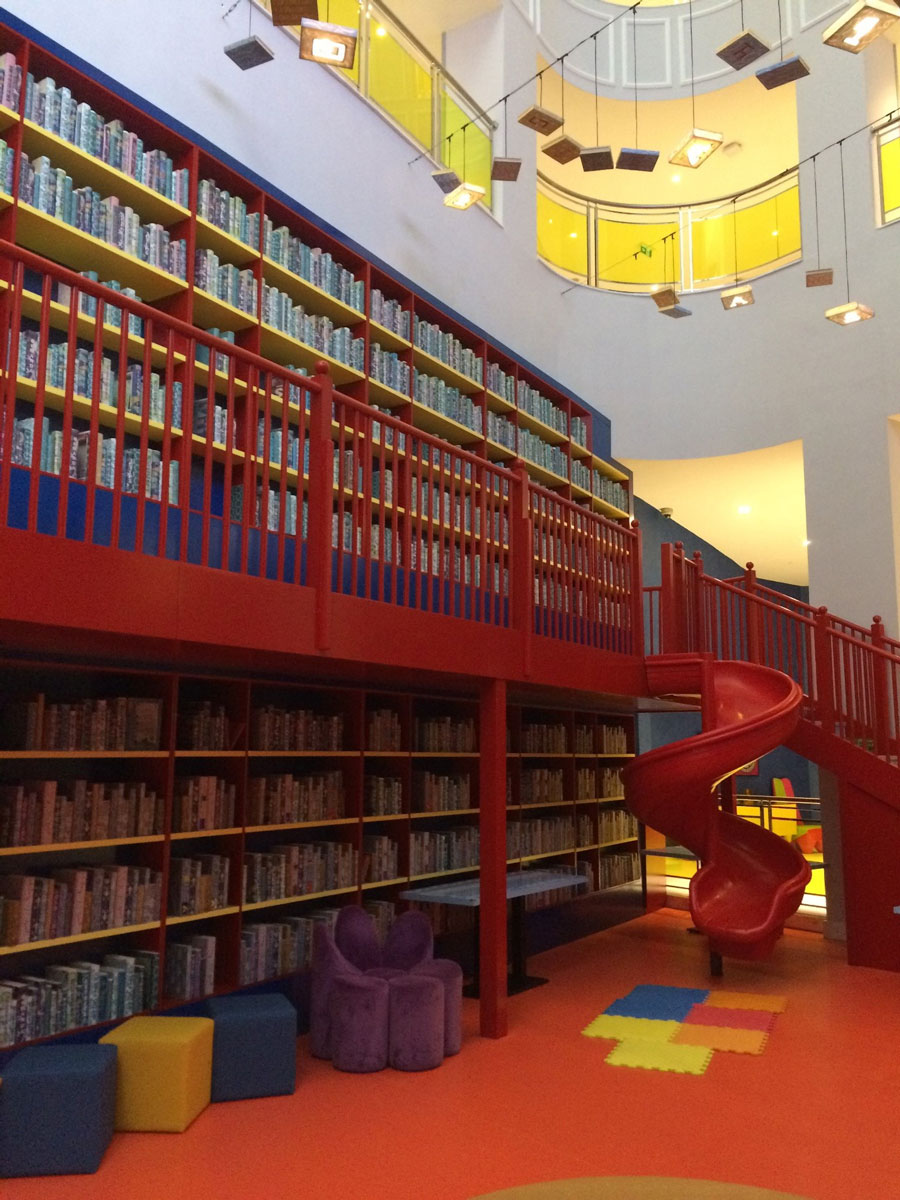 Внизу - цілий поверх з різними дитячими розвагами на будь-який вік, включаючи бібліотеку з іграшковими книгами і справжньою гіркою, а ще будиночками, куди можна вкласти немовлят, поки граються старші діти