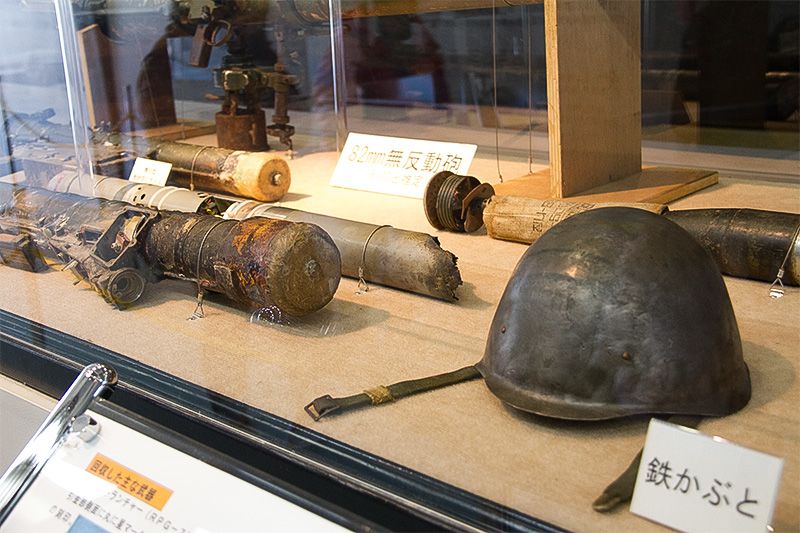Сталева каска і частини радянського безоткатного знаряддя Б-10