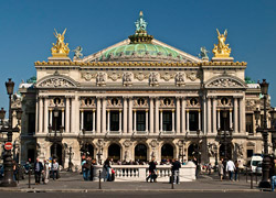 Осторонь від   бульвару Капуцинів   височить прекрасна будівля Гранд Опера, яку столичні жителі зазвичай називають паризька Опера Гарньє (Palais Garnier), щоб не плутати його з новим оперним театром   Опера-Бастилія