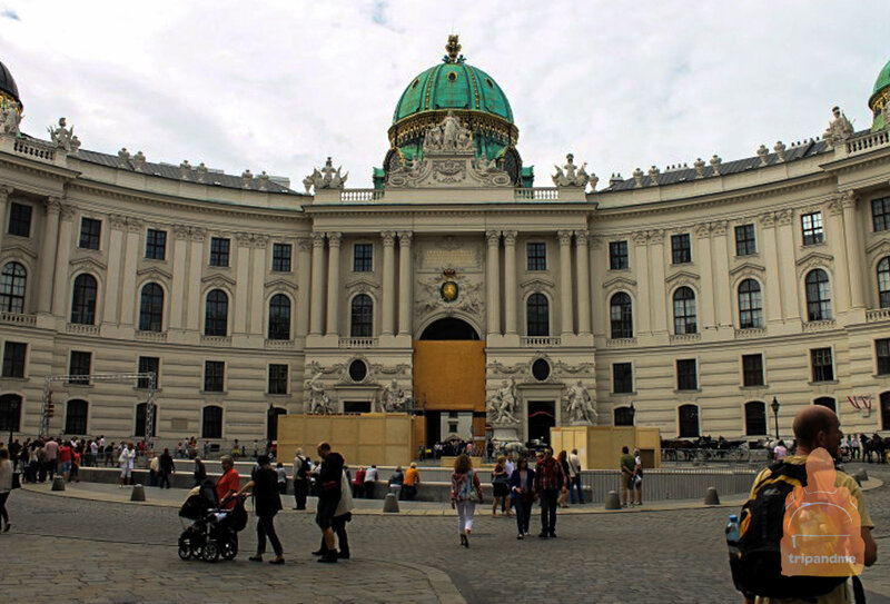 Вулиця закінчується площею Міхаелерплатц (Michaelerplatz) і палацом Хофбург (Hofburg), в якому більше семи століть жили австрійські правителі