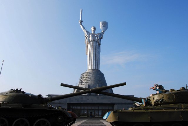 Монумент-скульптура «Батьківщина-Мати», знаходиться в Києві на березі Дніпра, височіє в небо на 62 м і становить 102 метра разом з постаментом