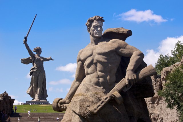 Статуя є образом Батьківщини, кличе своїх синів на боротьбу з ворогом