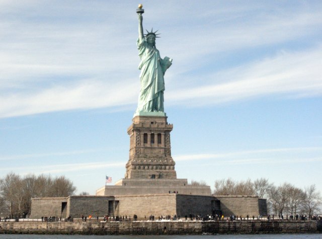Розташована мідна статуя на острові Свободи в Нью-Йорку, висота її 93 м ця цифра включає підставу