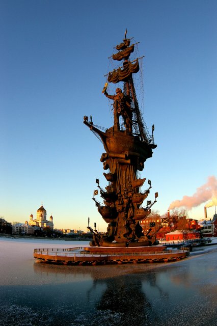 Пам'ятник був розроблений грузинським архітектором Зурабом Церетелі і є неофіційну думку, що спочатку скульптура була присвячена Христофору Колумбу, але будучи відхиленою американським урядом, вона була продана Росії як уявлення Петра Великого