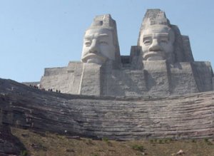 Висота скульптур 106 м, які є п'ятою за висотою статуєю в світі