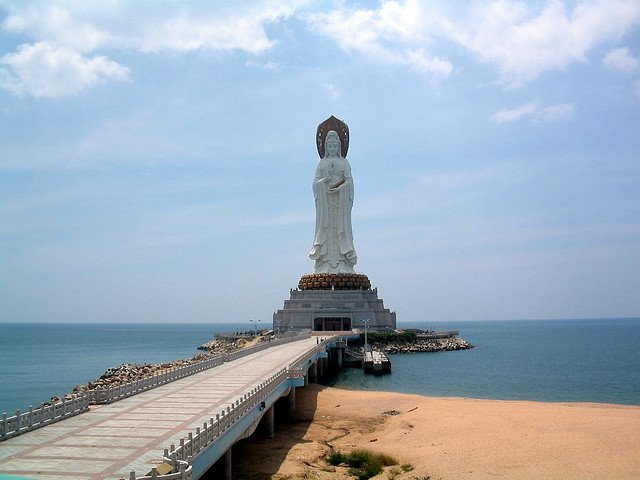 Статуя має три особи, одна з яких звернуто до материкової частини Китаю, а два інших - до Південно-Китайського моря, благословляючи Китай