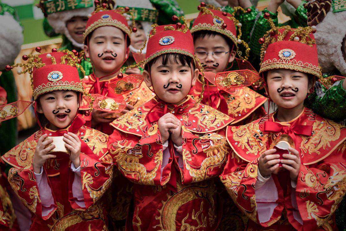 Китайці вірять, що діти в червоному одязі приносять щастя і відлякують злих духів