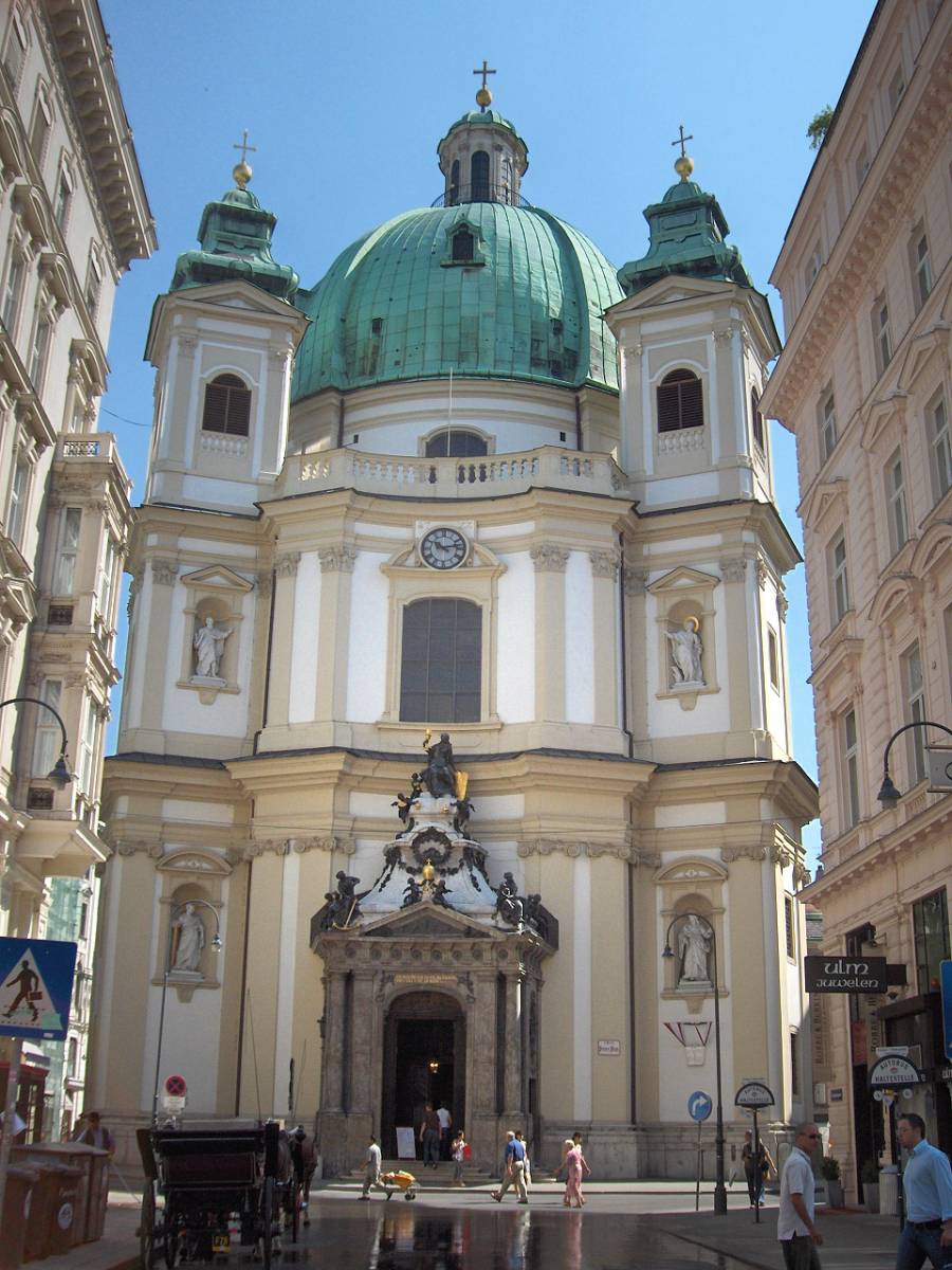 Трохи західніше колони направо згортає коротенька вулиця Юнгфенграссе, вона призводить до церкви Святого Петра - Peterskirche (Petersplaz 1)