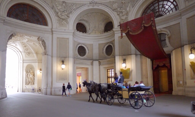 Зараз це музей і резиденція Президента Австрії