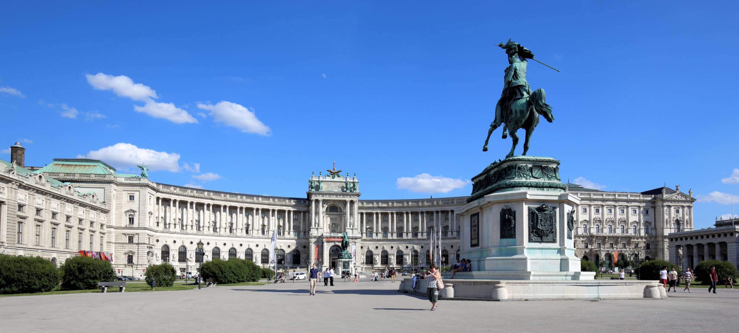По центру площі стоїть пам'ятник переможцю турків - імператору Євгенія Савойського і переможцю Наполеона при битві при Аспені - ерцгерцогу Карлу