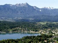 Озеро, що є одним з найбільш популярних місць   відпочинку в Австрії,   знаходиться на висоті 485 м над рівнем моря в центрі федеральної землі Карінтія, що межує з   Італією   і   Словенією