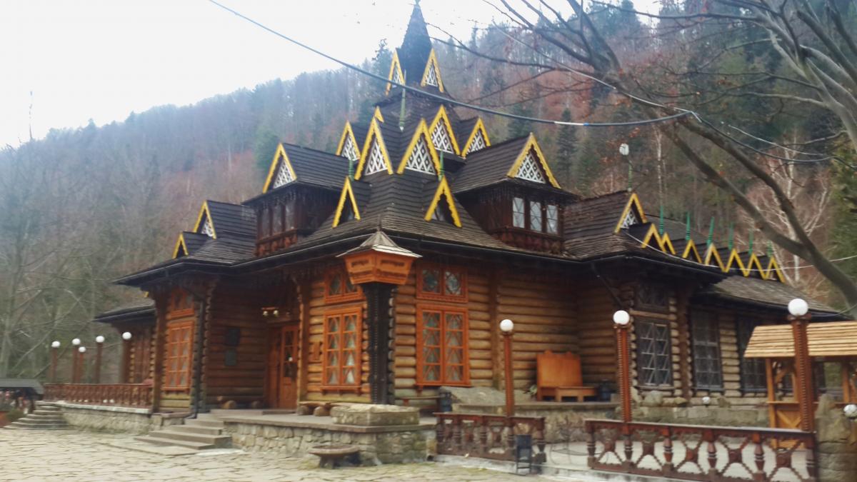 Є куди сходити повечеряти ввечері - від більш скромних закладів домашньої кухні до знаменитого ресторану-музею «Гуцульщина»