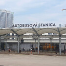 Це основний залізничний вузол Словаччини, куди сходяться маршрути поїздів зі всієї країни, а також приходять потяги з інших країн, зокрема з Росії (поїзди до Відня роблять зупинку в Братиславі)