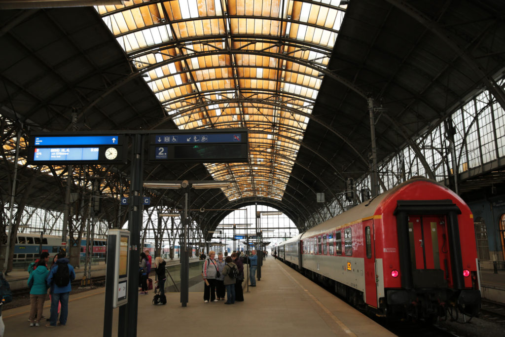 «Vnitrostátní doprava» - тут можна купити квитки на поїзди, що прямують по Чехії;   «Mezinárodní doprava» - квитки на потяги, що йдуть за межі Чехії