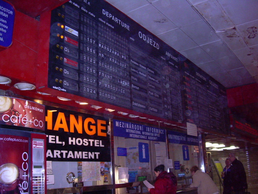 Інформаційне табло в будівлі залізничного вокзалу Праги діє на трьох мовах - англійській, німецькій і, звичайно,   чеською мовою