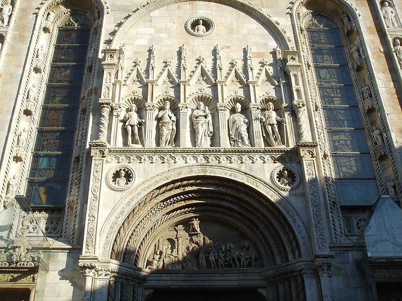 Нормани принесли стрілчасті арку на Сицилію, запозичивши її з архітектури мусульманського Сходу, ще в кінці 11 століття, і приблизно в той же час в Ломбардії з'явилися нервюрние склепіння