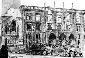 Староміська ратуша після 8 травня 1945   «Зверніть увагу на стелю в готичному стилі, який складається з п'яти частин