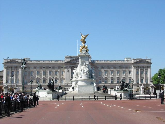 Букінгемський палац (Buckingham Palace) - Резиденція королівської сім'ї в Лондоні з часів королеви Вікторії