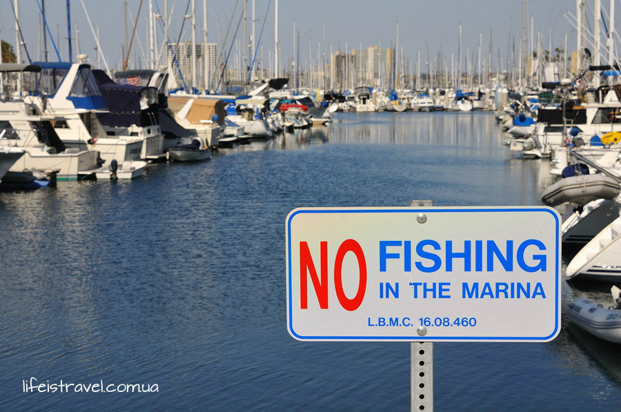 Заборон трохи, крім загальновідомих, NO FISHING (Не ловити рибу) - логічно, хоча в Європі в багатьох маринах це не заборонено