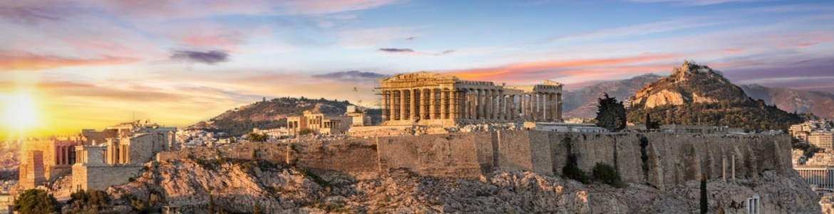Серед інших ключових місць зупинки можна виділити Археологічний музей Афін, що вміщає більшість археологічних скарбів міста, і Агору, де до сих пір стоять Храми Гефеста і Стоячи Аттала