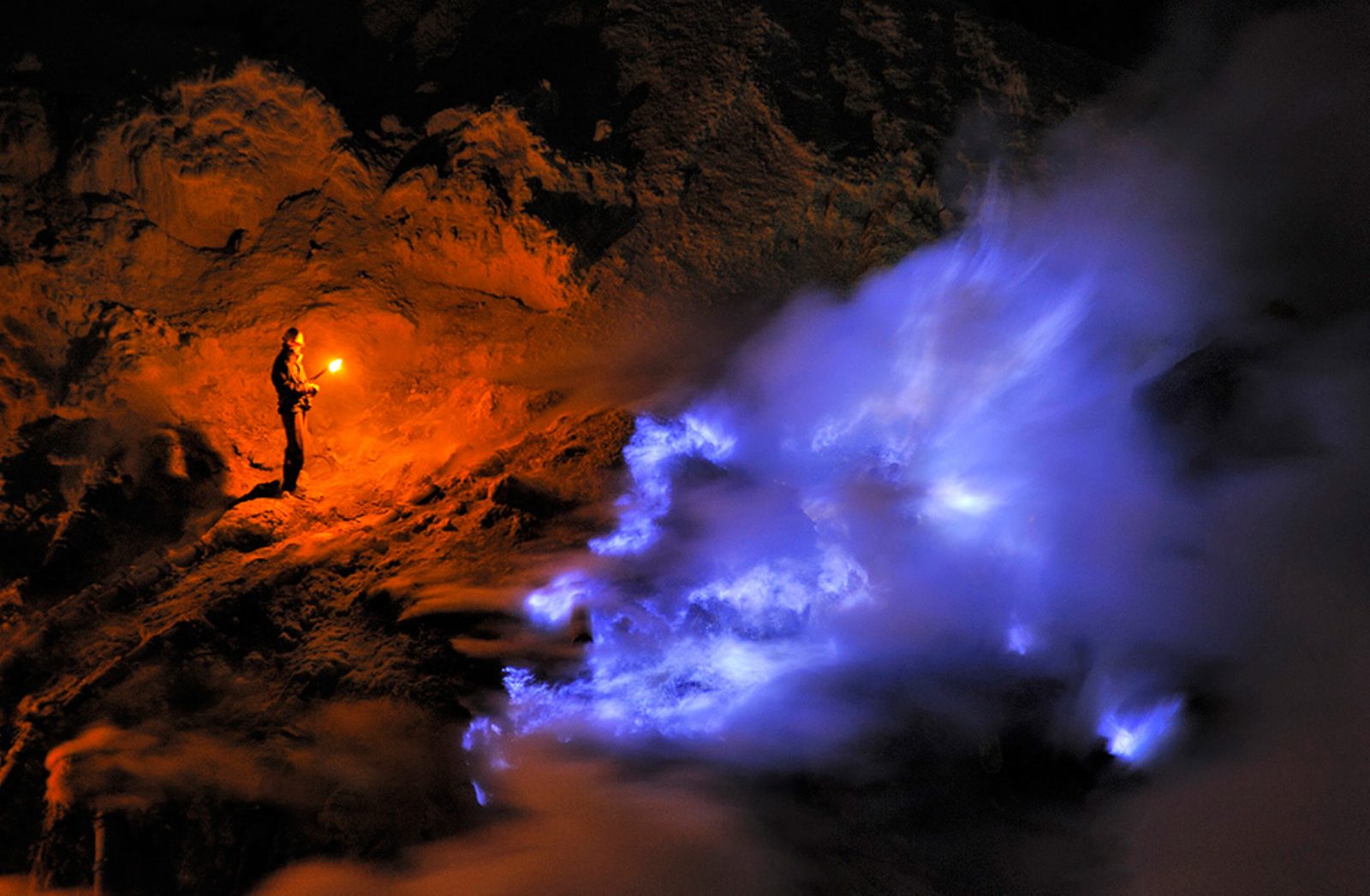 Також в кратері вулкана можна спостерігати ще одне цікаве явище - в деяких місцях на поверхню виходить і займається вулканічний сірчистий газ, таким чином утворюється слабке світіння блакитного кольору