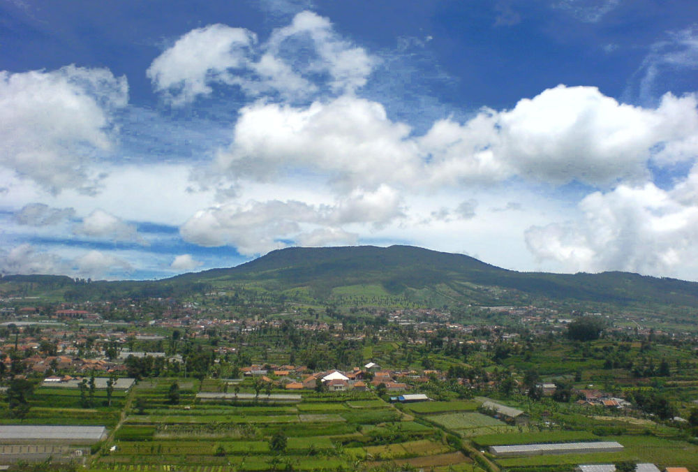 Тангкубан Перах   Вулкан Тангкубан Перах також знаходиться в Центральній Яві, в 30 км від міста Бандунг