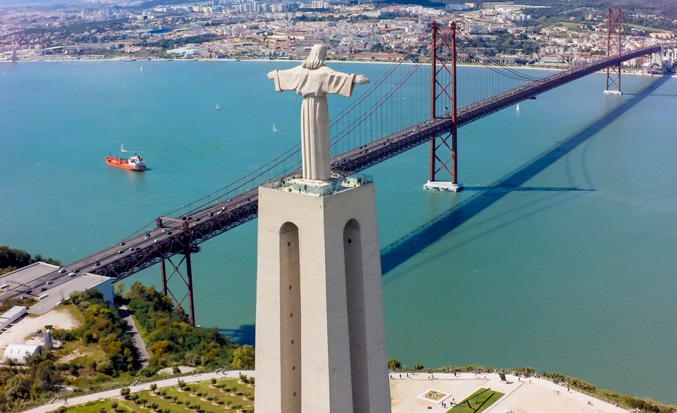 Статуя Христа (Христос-Король) видно практично з будь-якої точки Лісабона, і має 110 метрів у висоту