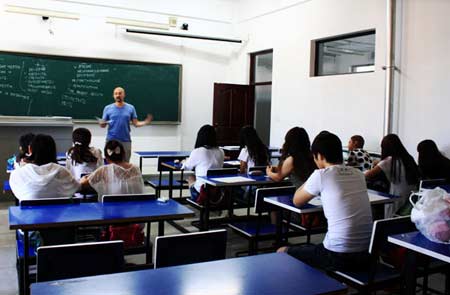 Найважливіше: щоб стати викладачем в Китаї, необхідно мати гарну вимову і знати граматику на високому рівні