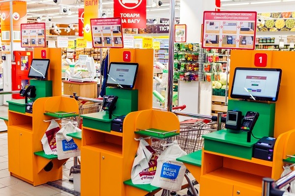 Для економії часу і швидкого обслуговування в новому супермаркеті встановлено 6 кас самообслуговування, що стали вже звичними для торгової мережі ВЕЛМАРТ