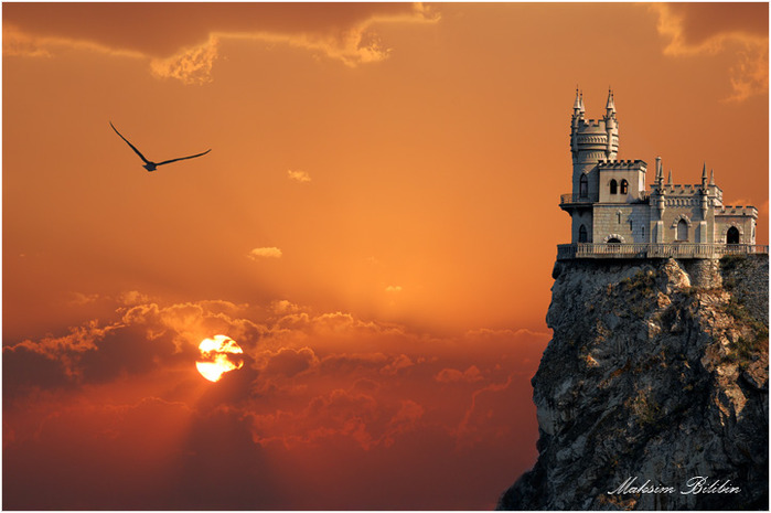 Барон побажав залишити в Криму пам'ять про лицарські замки середньовіччя - на місці дерев'яної дачі в 1912 році був побудований мініатюрний замок, немов перенесений на узбережжі Чорного моря з берегів Рейну