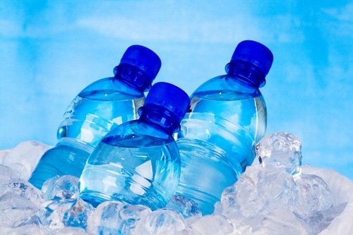 Співробітники Національного фонду захисту споживачів повідомили, що бутильована вода, яка продається в магазинах, не настільки корисна, як її рекламують і навіть може викликати отруєння