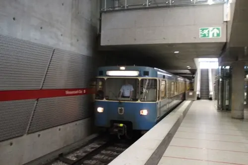 Насилу і не без допомоги місцевого населення, розібралися з системою оплати метро, ​​купили квитки, прокомпостувати їх на станції і доїхали 13 зупинок до Sendlinger Tor, а звідти пішки пішли до Marienplatz