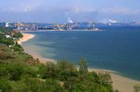 На самому півдні Донбасу, біля злиття двох невеликих степових річок Кальчика і Кальміуса, на березі Азовського моря коштує місто Маріуполь