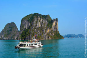 У цій статті я розповім про приголомшливо красивому місці - бухті Халонг (Ha Long Bay) і про те, які цікаві пам'ятки бухти Халонг можна подивитися під час дводенного круїзу по Ha Long Bay