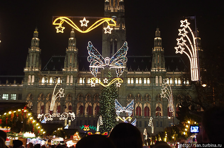 Перший день свята був призначений якраз на 21 грудня - різдвяний базар біля Ратуші - найбільший у Відні, найбагатолюдніший і самий гостинна