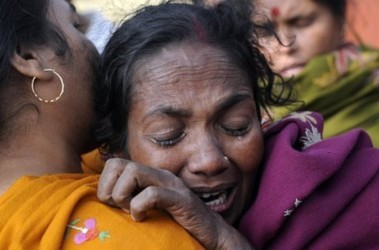 15 грудня 2011, 22:47 Переглядів:   Нелегально вироблений лікер вільно продається в селах, фото AFP