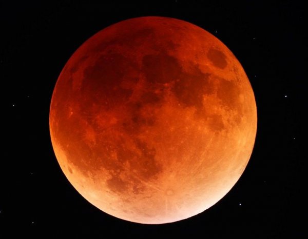 27 липня в небі відбудуться два красивих астрономічних явища: повне затемнення Місяця і «полномарсіе», які відбудуться в один день, вперше за останні 200 років