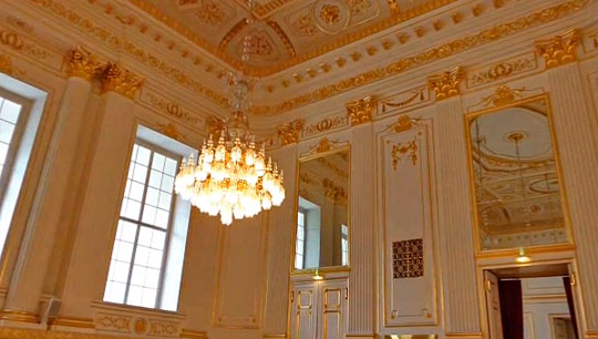 Розкіш цих кімнат вражає: ви побачите канделябри з богемського кришталю, чудові люстри і портрети в стилі бідермейер