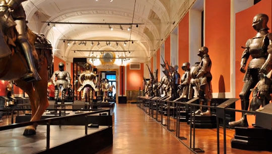 Також чималий інтерес викликає Музей Сісі, імператорська придворна капела, яка відома своїми недільними виступами знаменитого Віденського хору хлопчиків, і також колекція срібла
