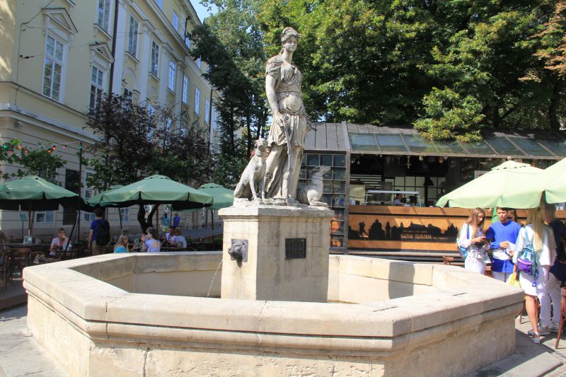 Статуя Діани на площі Ринок у центрі Львова