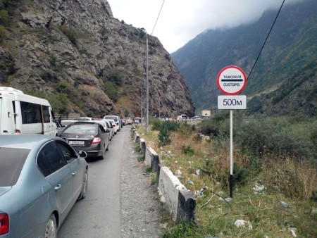 За інформацією Транспортного департаменту грузинського міністерства інфраструктури, КПП «Верхній Ларс» працює сьогодні тільки в експериментальному режимі