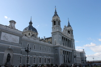 Навпроти головного входу в Королівський Палац розташовується ще одна знакова пам'ятка Мадрида - собор Альмудена (Catedral de la Almudena)