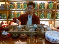 Не обходиться без супутніх продуктів: кава, мазей і кремів, бамбуковій горілки та інших предметів, які туристи везуть додому з Китаю