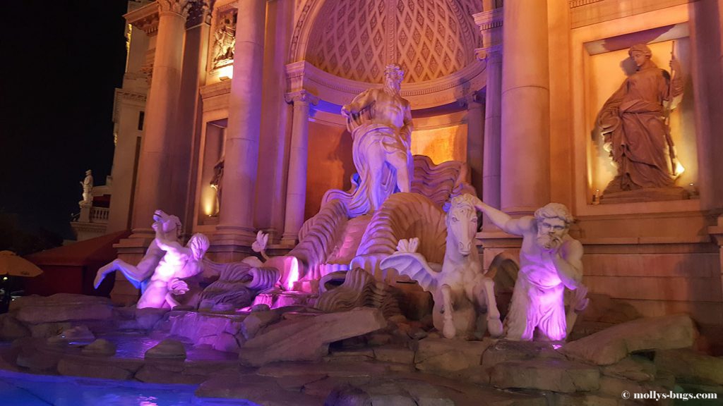 Яскраві вивіски готелів і казино тут зустрічаються на кожному кроці   У Лас-Вегаса є своя точна копія римського фонтану де Треві