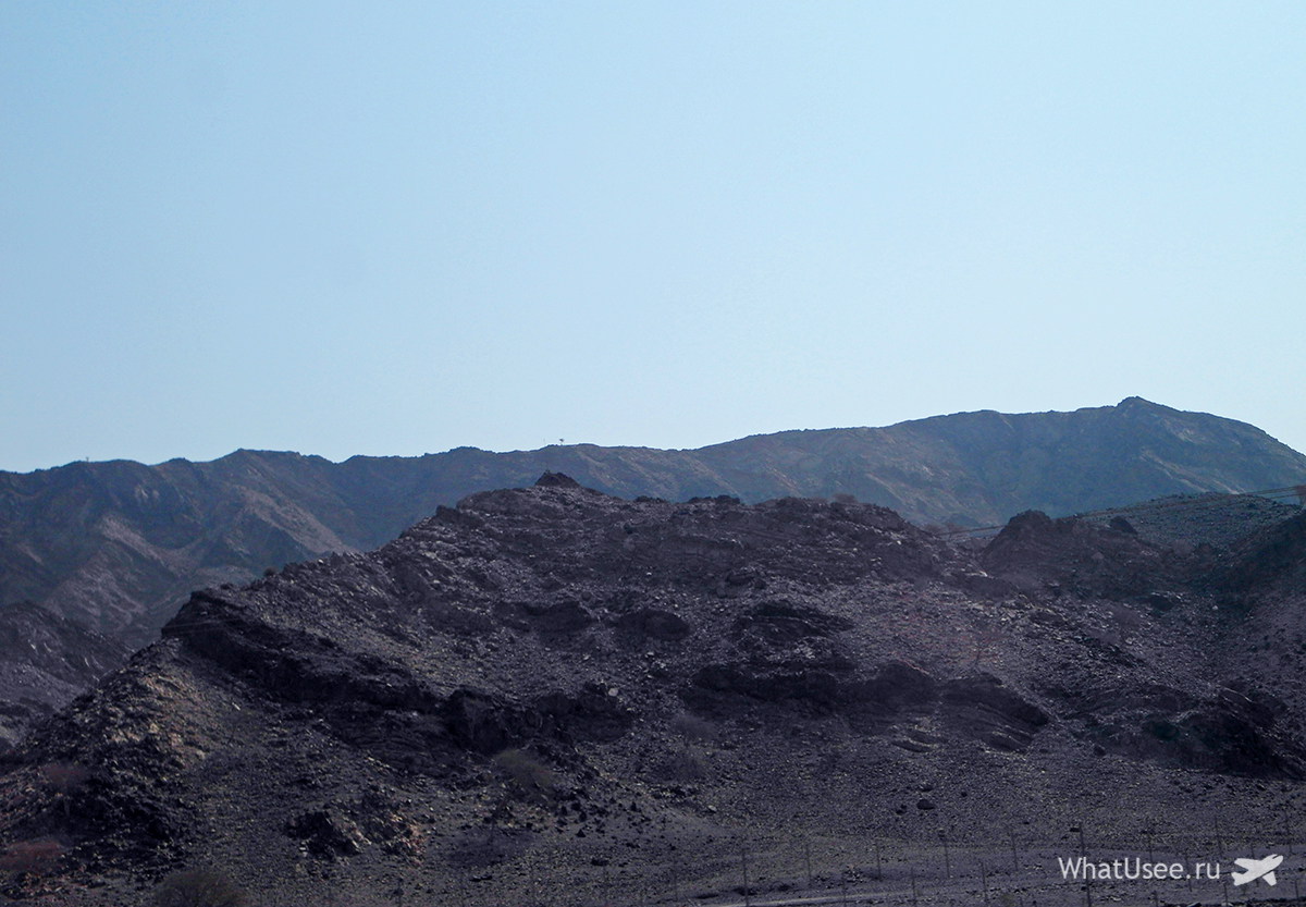 Потім червоні піски пустелі змінює хребет Джебель Хаджар: